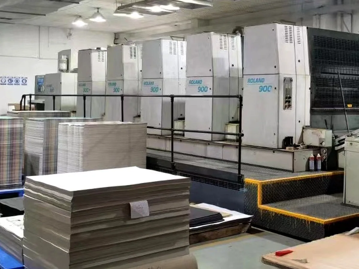 Sheet-fed offset printing press with stacks of printed sheets